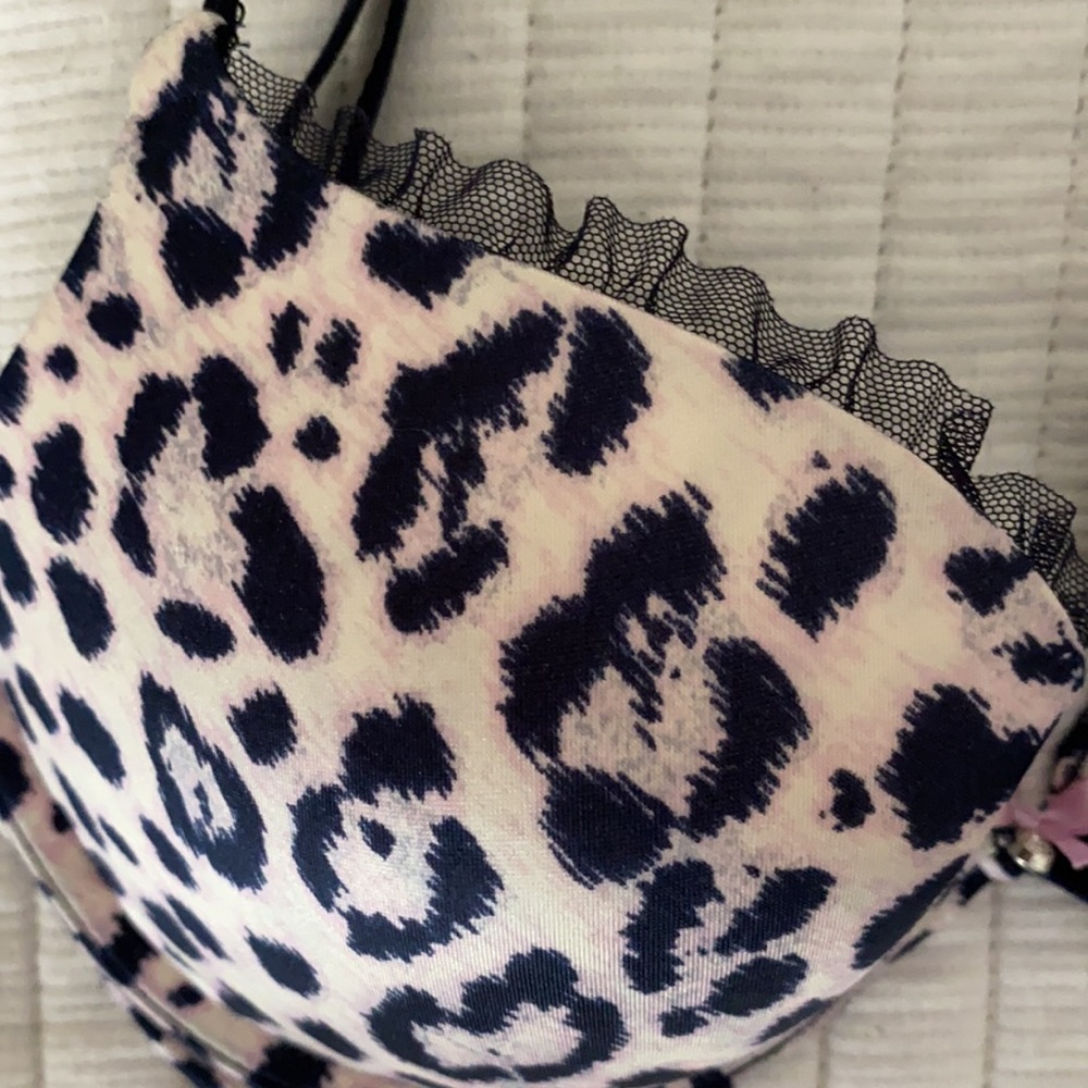 EUC Victoria’s Secret Very Sexy Push Up Bra 32D - Picture 3 of 8